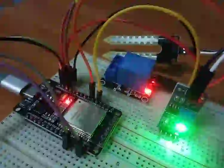 Conecte o módulo do sensor de umidade do solo e o módulo de relé ao ESP32